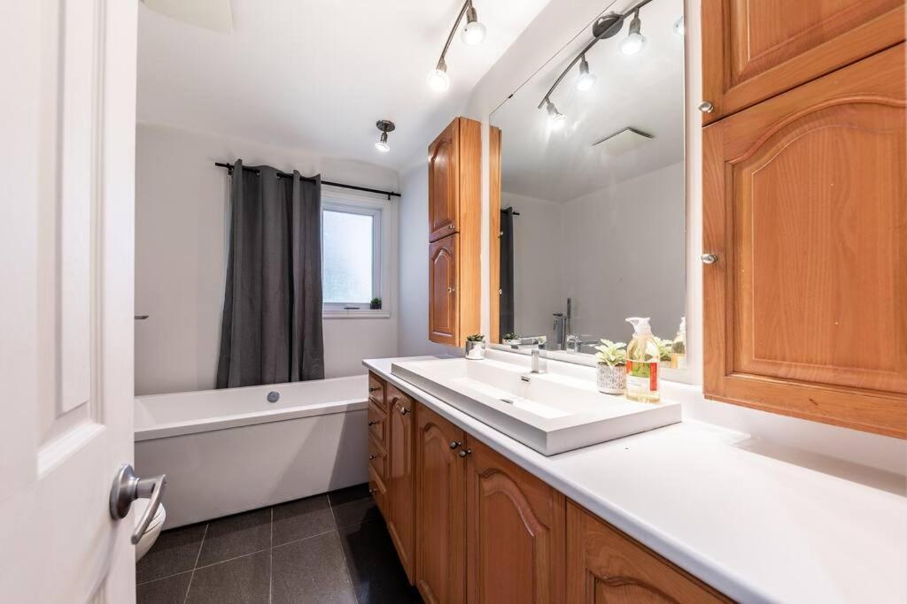 Apartmán Spacious 4Br House Close To Dt Brossard Exteriér fotografie